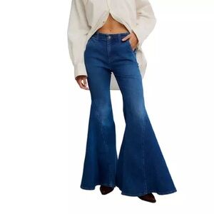 NWT - Free People Marque Flare Jeans - Size 28